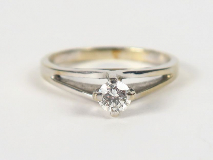 Bague solitaire en or blanc ornée d'un brilalant de 0,15 carats enviro