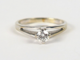 Vente aux enchères Bague solitaire en or blanc ornée d'un brilalant de 0,15 carats enviro