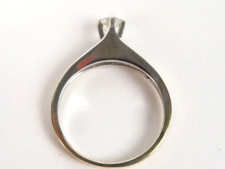 Bague solitaire en or blanc ornée d'un brilalant de 0,15 carats enviro