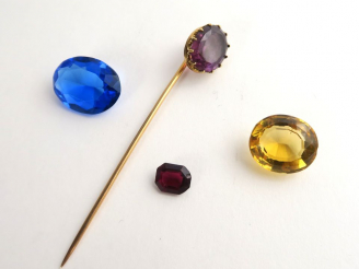 Vente aux enchères Epingle de cravate en or (5,5 g tel), ornée d’une améthyste On y joint