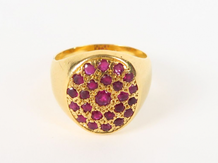 Bague chevalière en or jaune sertie d'un pavage de rubis. Poids tel : 