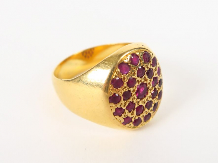 Bague chevalière en or jaune sertie d'un pavage de rubis. Poids tel : 