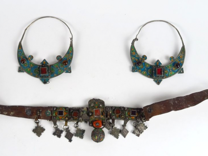 Paire de boucles berbères en argent bas titre, émaux polychromes, et p