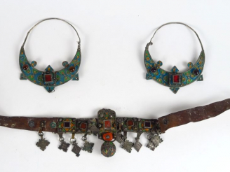 Vente aux enchères Paire de boucles berbères en argent bas titre, émaux polychromes, et p