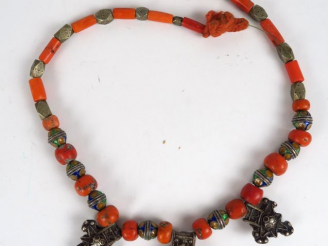 Vente aux enchères Collier berbère en perles, métal et argent bas titre émaillé