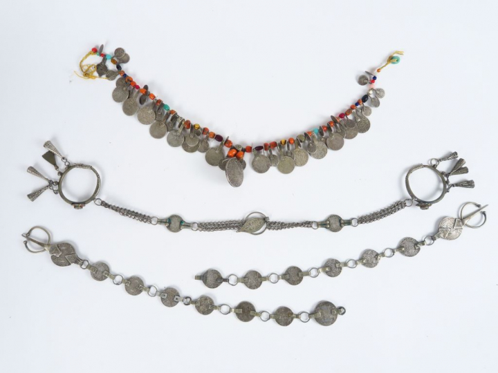 2 parties de parure berbère ornée de pièces d'argent. On y joint un co
