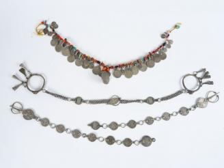 Vente aux enchères 2 parties de parure berbère ornée de pièces d'argent. On y joint un co