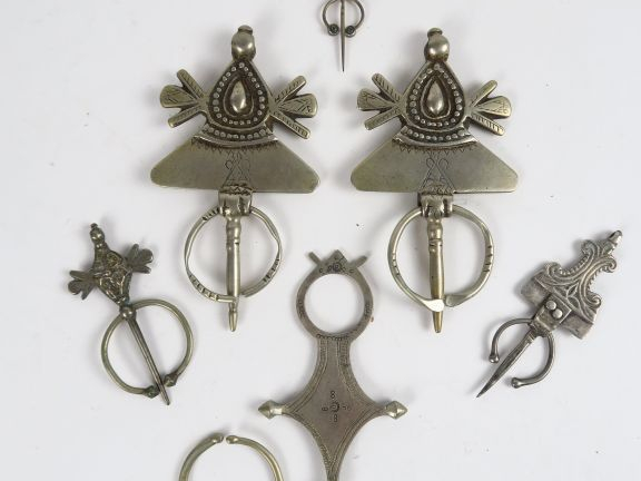 Paire de fibules, trois petites fibules, croix, et anneau, l'ensemble 