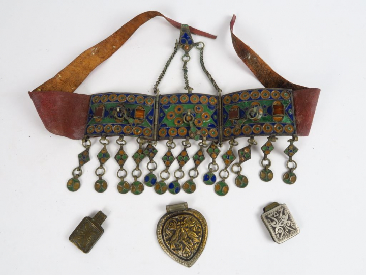 Ceinture berbère en métal, cuir et émaux. On y jont trois éléments en 