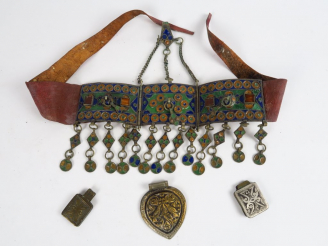 Vente aux enchères Ceinture berbère en métal, cuir et émaux. On y jont trois éléments en 