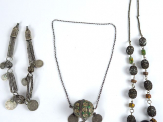 Vente aux enchères Deux colliers berbères, on y joint une partie de collier ornée de pièc
