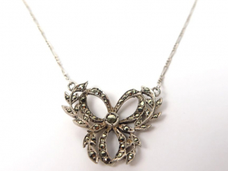 Vente aux enchères Collier en argent, figurant un nœud de ruban et feuillage, orné de mar