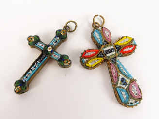 Vente aux enchères Deux croix en métal et micro-mosaïque