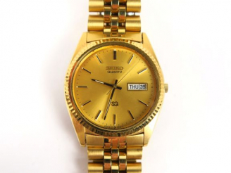 Vente aux enchères SEIKO. Montre à quartz, boitier et bracelet en métal doré