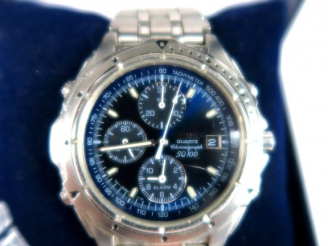 Vente aux enchères SEIKO. Montre à quartz, Chronographe SQ 100