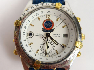 Vente aux enchères BREITLING. Montre d'homme, boitier acier, bracelet en cuir bleu