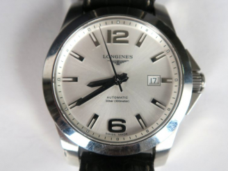 Vente aux enchères LONGINES. Montre d'homme, boitier acier, bracelet cuir. Dans son coffr