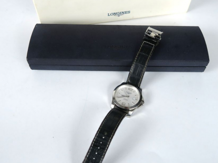 LONGINES. Montre d'homme, boitier acier, bracelet cuir. Dans son coffr