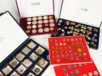 Vente aux enchères Collection de pièces, et de jetons dans 5 coffrets dont deux 'Trésor d