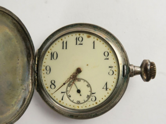 Vente aux enchères Montre de gousset en argent damasquiné (mauvais état)	 Poids tel : 77 