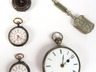 Vente aux enchères Montre de gousset en argent, cuvette en métal. On y joint un porte-pho