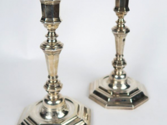 Vente aux enchères Paire de flambeaux XVIIIème en argent, armoriés (famille Aiguillon Sab