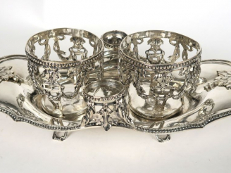 Vente aux enchères Monture d’huilier XVIIIe en argent, décor de feuillage et de perles.Po