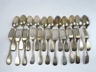 Vente aux enchères 11 fourchettes et 11 cuillères en argent XVIIIe, poinçon dépareillés. 