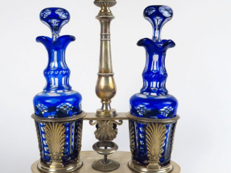 Vente aux enchères Huilier en argent, poinçon Vieillard, à décor de palmettes et de godro