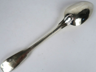Vente aux enchères Cuillère à ragout en argent, poinçon Vieillard, modèle au filet, armor