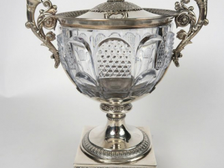 Vente aux enchères 	Sucrier Restauration en cristal taillé et argent, poinçon Vieillard, 