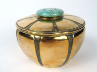 Vente aux enchères BOUCHERON. Sucrier en vermeil, poinçon Minerve, à décor de cotes. Bell