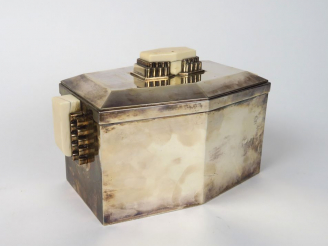 Vente aux enchères CARDEILHAC. Boite couverte Art Déco en argent, poinçon Minerve, prises