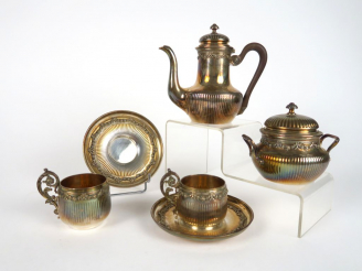 Vente aux enchères PUIFORCAT. Service tête à tête en argent, poinçon Minerve, à décor de 