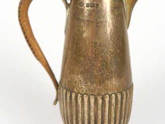 Vente aux enchères Verseuse 1900 en argent anglais, à décor de godrons, manche en osier t