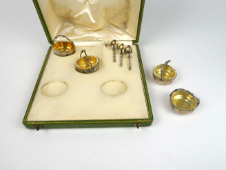 Vente aux enchères Suite de quatre salerons de style Art Nouveau en argent, poinçon Miner