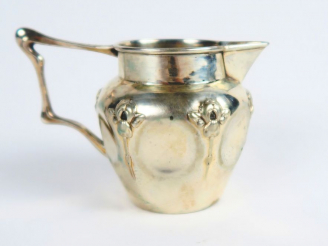 Vente aux enchères Petit pot à lait Art Nouveau en argent, à décor d'iris. Poids : 49 g