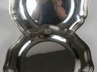 Vente aux enchères 	Paire de plat en argent, poinçon Minerve, armoriés. (armoiries dépare