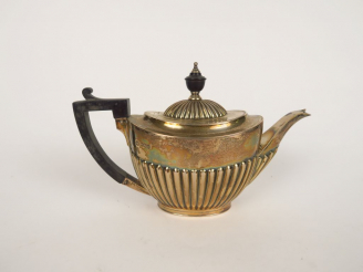 Vente aux enchères Théière en argent anglais à décor de godrons, manche en bois noirci. P