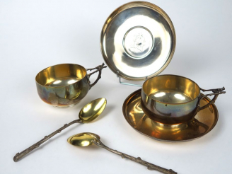 Vente aux enchères Paire de tasses et sous tasses à thé en argent, poinçon Minerve. Prise