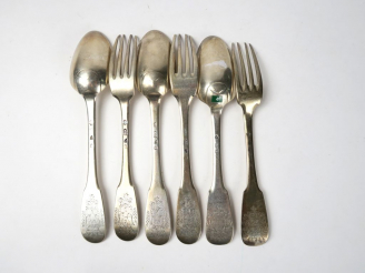 Vente aux enchères Paire de couverts dépareillés. Armoriés. Poids : 475 g