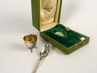 Vente aux enchères Coquetier tripode et cuillère, l'ensemble en argent, poinçon Minerve. 