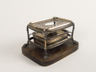 Vente aux enchères Petit réchaut de table en argent et métal argenté, piétement griffe su