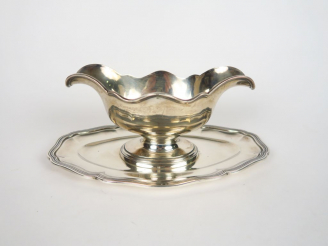 Vente aux enchères Saucière en argent, poinçon Minerve, modèle à filets. Poids : 573 g