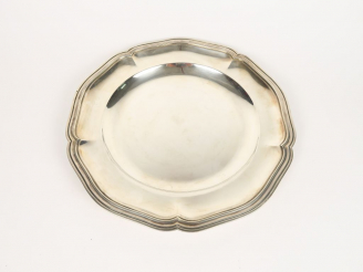 Vente aux enchères Grand plat rond en argent, poinçon Minerve, modèle à filet. Poids : 1 