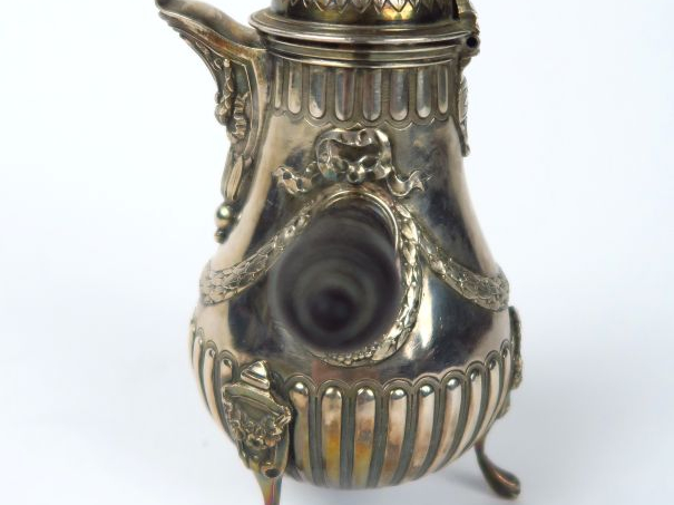Petite verseuse égoïste tripode en argent, poinçon Minerve, à décor de