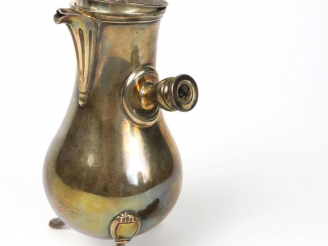 Vente aux enchères Petite verseuse tripode en argent, poinçon Minerve. Manche latéral en 