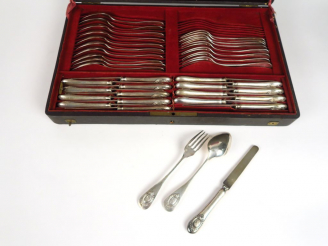 Vente aux enchères Partie de ménagère en argent, poinçon Minerve, à décor d'un médaillon 
