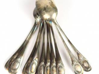 Vente aux enchères 10 petites cuillères, dont 2 légèrement différentes, en argent, poinço