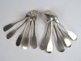 Vente aux enchères 5 couverts uniplats en argent, poinçon dépareillés. Poids : 794 g